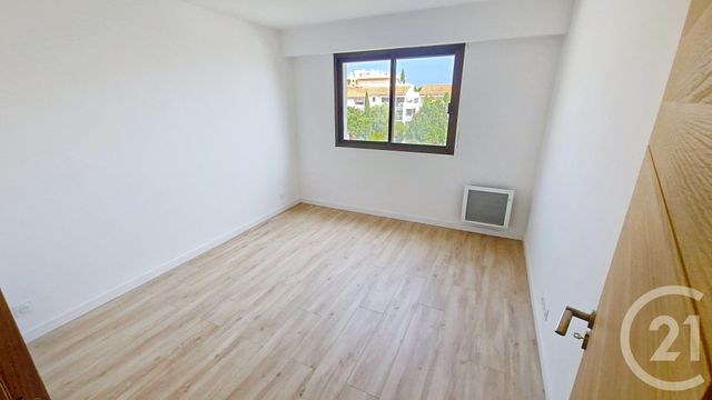 Appartement F4 à vendre - 4 pièces - 132.0 m2 - ST LAURENT DU VAR - 06 - PROVENCE-ALPES-COTE-D-AZUR - Century 21 Villas D'Azur