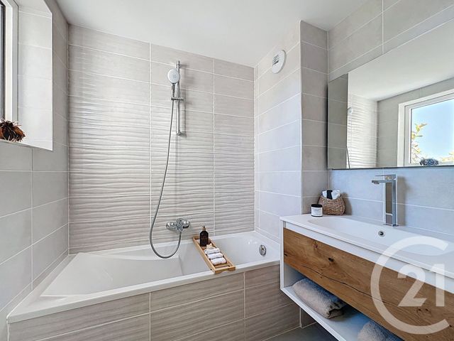 Appartement F4 à vendre - 4 pièces - 135.0 m2 - ST LAURENT DU VAR - 06 - PROVENCE-ALPES-COTE-D-AZUR - Century 21 Villas D'Azur