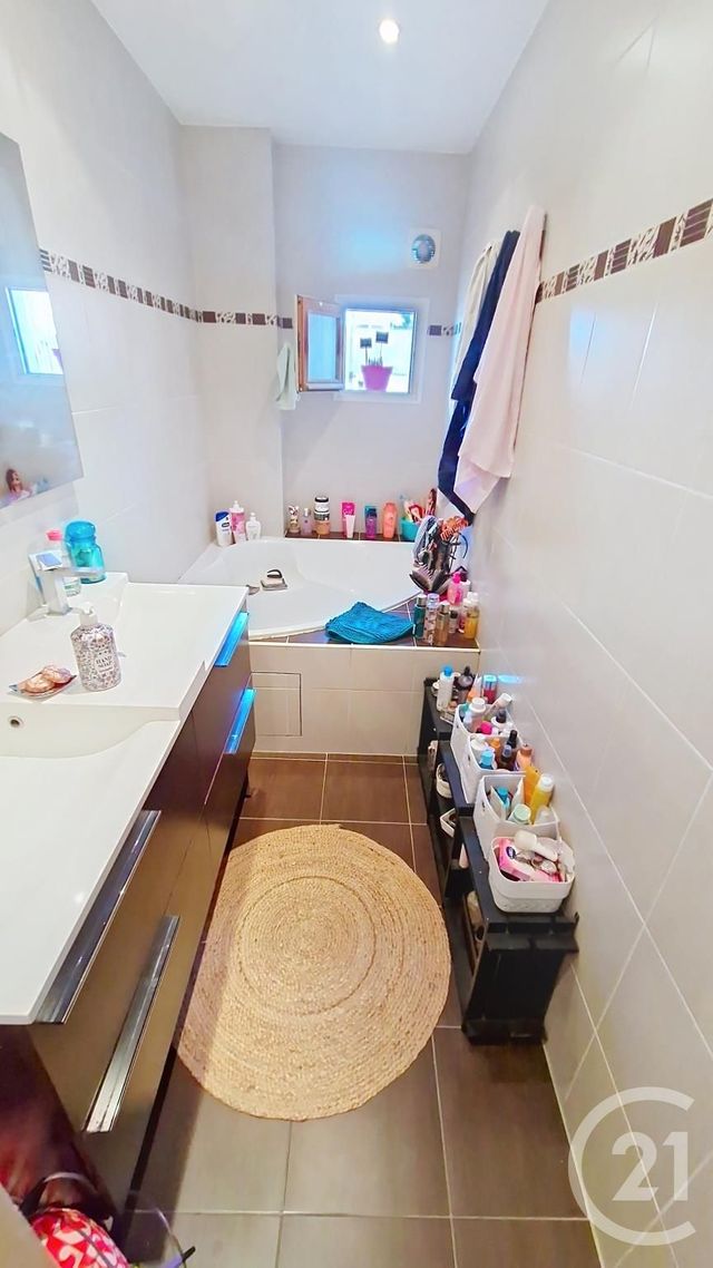 Appartement F3 bis à vendre - 4 pièces - 87.34 m2 - ST LAURENT DU VAR - 06 - PROVENCE-ALPES-COTE-D-AZUR - Century 21 Villas D'Azur